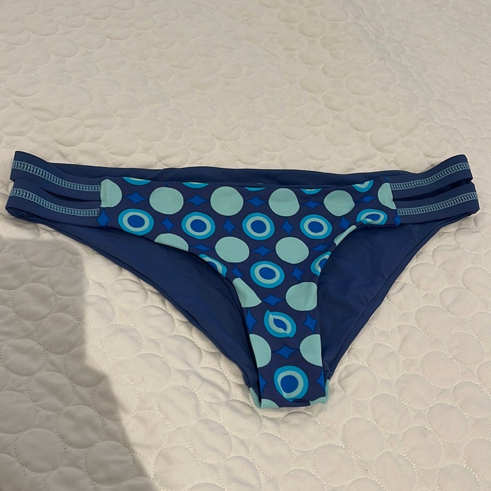 WAVE LIFE Small Reversible blue navy bikini bottom circle print stitching